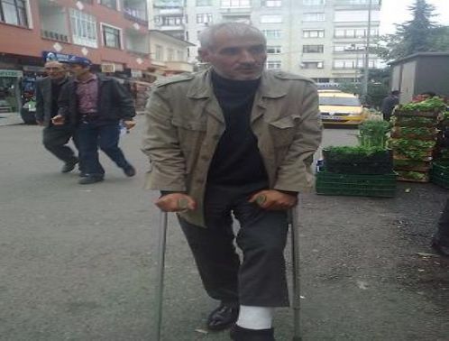 Dedeli Muhtar�n�n ayak bile�i k�r�ld�